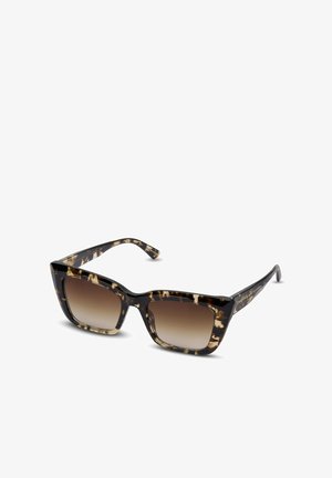 Sonnenbrille im Schildpatt-Muster mit Katzenaugenform, braunen Verlaufsgläsern und schlanken Bügeln mit Markenlogo.