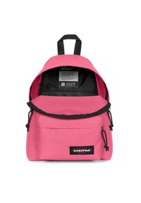 Rosa ryggsäck med en framficka, svart dragkedja och detaljer. Gjord av slitstark tyg med rundad topp och justerbara axelremmar.