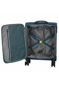 Teal koffer met een zachte buitenkant, grijze binnenkant, zijnetvak, kruisriemen en vier wielen voor mobiliteit. Ritssluiting.