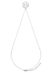 Collier en chaîne argentée avec un pendentif circulaire au design découpé représentant un oiseau. Longueur ajustable avec fermoir à ressort. Texture lisse.