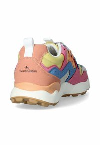 Sneaker colorato con una tomaia testurizzata che presenta accenti rosa, giallo, blu e arancione. Suola leggera con un design chunky e linguetta per il tallone.