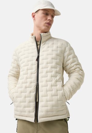 Leichte, gesteppte Jacke in Weiß mit hohem Kragen, Frontreißverschluss und Seitentaschen; bietet eine glatte Textur und minimalistisches Design.