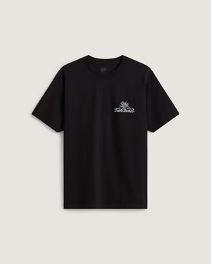 Czarna koszulka z krótkim rękawem i okrągłym dekoltem z małym białym dekoracyjnym tekstem na lewej piersi o treści "Vans x Frank's Barber."