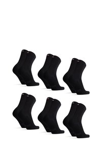 Conjunto de seis pares de calcetines de algodón negro, con un puño acanalado y una textura suave. Cada calcetín tiene un pequeño logo rojo cerca de la parte superior.