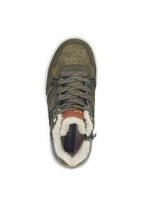 Olivgrüne Sneaker mit einem Obermaterial aus Wildleder, strukturiertem Zungenbereich, gepolsterem Futter, runder Zehenpartie und Gummisohle mit Perforationen für Atmungsaktivität.