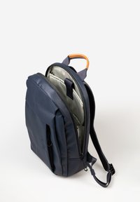 Dunkelblauer Rucksack aus strukturiertem Material; verfügt über einen Ledergriff, eine zippered Vorderentasche und ein geräumiges, helles Innenfutter.