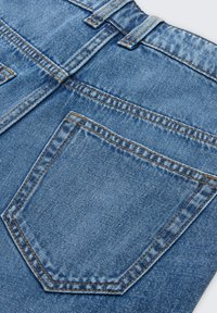 Jasnoniebieska tkanina dżinsowa o gładkiej teksturze. Posiada przeszywane akcenty i tylnią kieszeń z trójkątnym wzorem. Płaski pas z pętelkami.