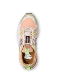 Sneaker mit luftdurchlässigem Obermaterial in Orange und Beige, strukturierten Akzenten, grünem Fersenbereich und einer weißen Sohle. Verfügt über mehrere Schnürpunkte.