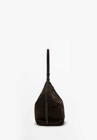 Brun ruskinds taske med en slaskerform, der har en lang, justerbar rem og en lynlås lukning øverst. Glat tekstur og minimalistisk design.