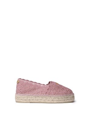 Espadrille rose crochetée avec semelle épaisse en jute tressée, bout fermé et design sans lacets, vue de profil sur fond blanc.
