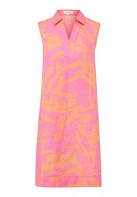 Robe sans manches avec col et encolure en V en tissu rose ornée de grands motifs de feuilles tropicales orange.