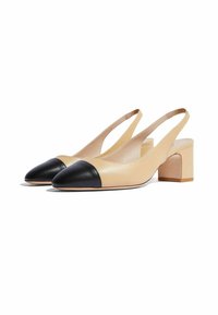 Scarpe beige con tacco a blocco, punta con cappuccio in pelle verniciata nera e tomaia in pelle liscia. Soletta leggermente imbottita e bordi cuciti.