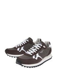 Zapatillas de ante marrón y malla con acentos blancos, que cuentan con una suela texturizada, punta redonda y cordones blancos, ideales para uso casual.