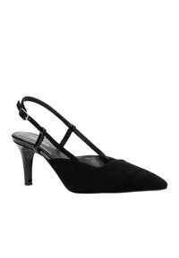 Černé semišové slingback podpatky s špičatou špičkou, štíhlým černým kotníkovým páskem a lesklým černým jehlovým podpatkem. Texturovaný povrch.