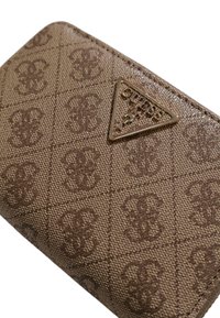 Portafoglio marrone con texture, caratterizzato da un motivo a logo ripetuto e un emblema di marca triangolare dorato. Il materiale sembra sintetico con una finitura liscia.