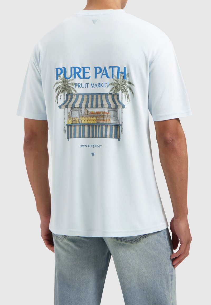 Lichtblauwe T-shirt gemaakt van zacht materiaal met een grafische print van een fruitemarkt met palmbomen en een gestreepte luifel op de achterkant.