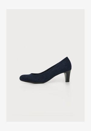 Γυναικεία γόβα σε μπλε ναυτικό καστόρι με στρογγυλεμένη μύτη και μεσαίου ύψους μαύρο τετράγωνο τακούνι, εμφανισμένη σε πλάγια όψη σε λευκό φόντο.