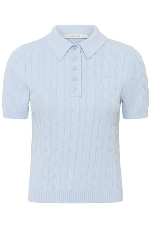 Γαλάζιο κοντομάνικο πλεκτό πόλο πουκάμισο με γιακά και τέσσερα κουμπιά στην εμπρόσθια πατιλέτα.