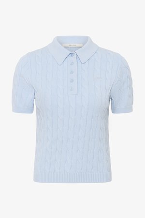 Lyseblå kortærmet kabelstrikket polo med krave og fire knapper på frontstykke.