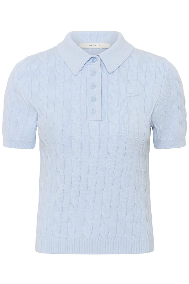 Polo à manches courtes en maille torsadée bleu clair avec col et quatre boutons sur la patte de boutonnage avant.