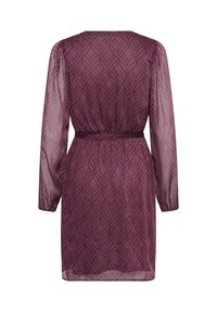 Lilla kleit, millel on pikad hõbedased varrukad, kitsas talje ja lehepaternav. Sile tekstuur koos kergesti voolava disainiga.