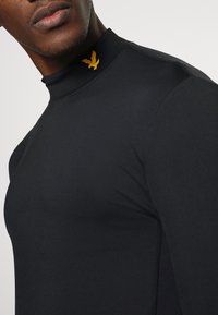 Lyle & Scott TECH BASELAYER - T-shirt desportiva - true black