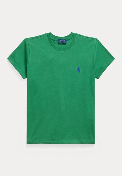 Zelené tričko s krátkym rukávom a okrúhlym výstrihom s modrým logom Polo Ralph Lauren vyšívaným na ľavej strane hrudníka.
