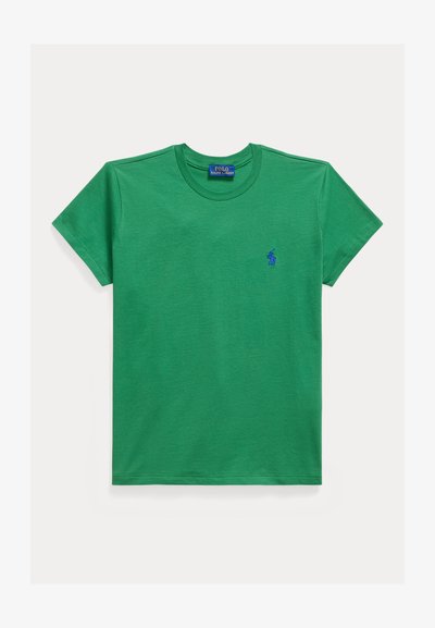 Zelené tričko s krátkym rukávom a okrúhlym výstrihom s modrým logom Polo Ralph Lauren vyšívaným na ľavej strane hrudníka.
