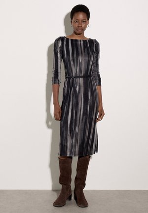 Apricot, PAINTERLY STRIPE KNITTED MIDI DRESS - Robe pull - grey