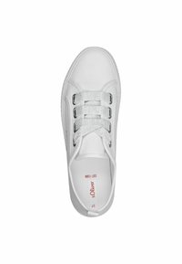 Sneaker bianca in tela con lacci piatti, occhielli argentati e suola in gomma testurizzata. Presenta il marchio "Soft Foam" in rosso sulla soletta.