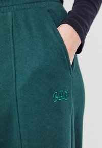 GAP PANT - Treniņtērpa apakšdaļas - essex green