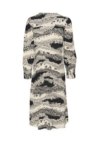 Mekko, jossa on mustavalkoinen kukkakuosi, pitkät hihat, pyöreä pääntie ja rento leikkaus. Kangas näyttää kevyeltä ja siinä on pehmeä texture.