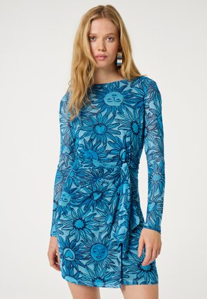 Blaues Blumenkleid mit langen Ärmeln, das Sonnen- und Herzmuster zeigt. Hergestellt aus leichtem, strukturiertem Stoff mit gebundenem Taillenband.