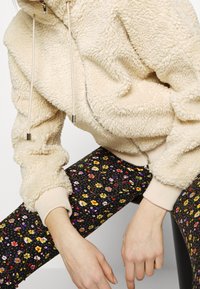 Missguided Overgangsjakke - stone