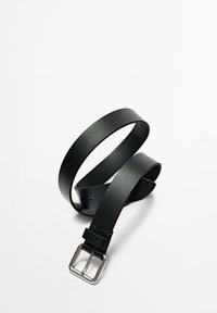 Cintura in pelle nera con una texture liscia, dotata di una fibbia in metallo argentato e cinque fori per la regolazione. Forma arrotolata in un design minimalista.