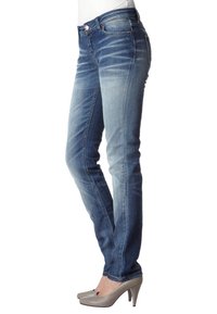 Tunna blå jeans i denim med en blekt tvätt, femfickdesign och knap- och dragkedjestängning. Bärs med grå högklackade skor.