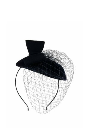 Schwarzer Samtfascinator mit Schleifendetail und integriertem schwarzem Netzschleier auf einem dünnen Stirnband.