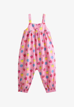 Rožinis be rankovių mažų vaikų kombinezonas su spalvingais braškių ir mažų baltų gėlių raštais bei užsegamomis priekinėmis petnešėlėmis.