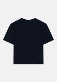 T-shirt bleu marine à manches courtes avec un col rond et des détails bleus le long des coutures des épaules, fabriqué en tissu de coton doux.