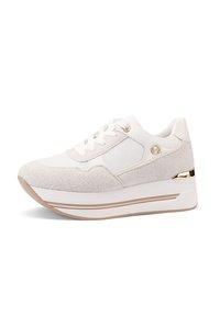 Sneaker grigio chiaro e bianco con tessuto testurizzato, pannelli in mesh, suola platform stratificata e dettagli in tonalità oro. Presenta lacci e dettaglio del marchio.