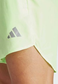 adidas Performance RUN IT - Pantalón corto de deporte - green spark