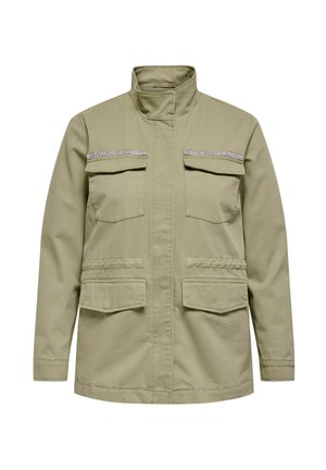 Ljusgrön jacka med hög krage, två bröstfickor och två nedre fickor. Har silverdetaljer över bröstfickorna. Tillverkad av bomullsblandning.