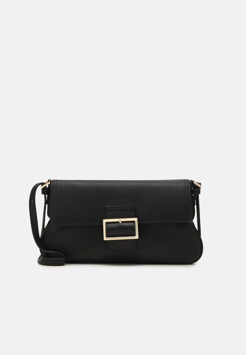 Borsa a pochette nera in pelle con chiusura a pattina, forma rettangolare, hardware in tonalità oro e tracolla regolabile per indossarla a tracolla.