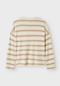 Haut à manches longues crème avec des rayures horizontales beiges, col rond, coupe décontractée et texture douce et lisse.