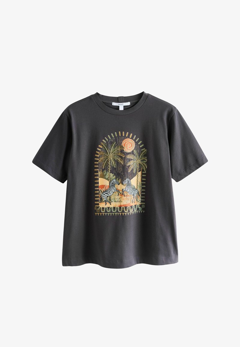 Tricou gri închis cu un design imprimat care prezintă motive cu zebra și palmieri în tonuri pământii, încadrat de o margine arcuită și un detaliu cu soare.