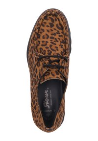 Chaussures à imprimé léopard en tissu doux avec un talon arrondi, des lacets noirs et une semelle en caoutchouc. Présentent des accents de couture détaillés.