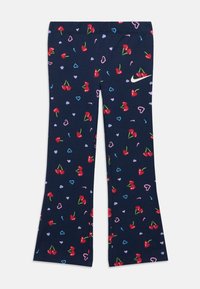 Σκούρο μπλε κολάν με φαρδιά μπατζάκια, διακοσμημένο με κόκκινες κερασιές και ροζ και μπλε καρδιές, με έναν λευκό λογότυπο Nike στο δεξί μηρό.