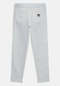 Fehér farmernadrág, slim fit fazonban, két hátsó zsebbel és egy kis logóval a jobb zsebben. Az alján hemzett szárakkal.