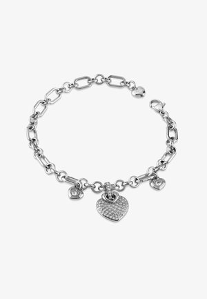 Bracciale in argento con maglie ovali e rotonde alternate, con due ciondoli a forma di cuore, uno decorato con cristalli trasparenti.