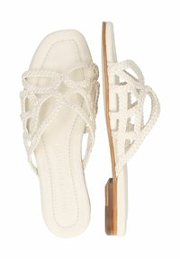 Sandalias de deslizamiento blancas tejidas con un diseño trenzado en la parte superior, suela plana y un acento de talón de madera. Texturas suaves y estilo de punta abierta.
